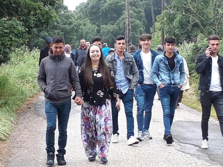 1 kilometrelik Aşıklar Sokağında volta atarak, kendilerine uygun eş adayı aradılar