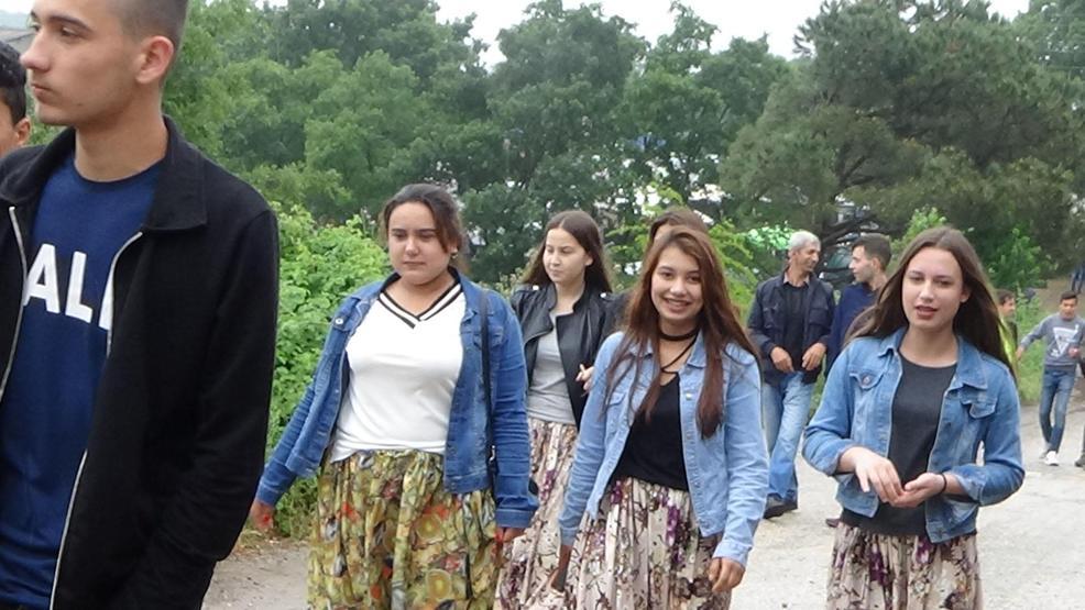 1 kilometrelik Aşıklar Sokağında volta atarak, kendilerine uygun eş adayı aradılar