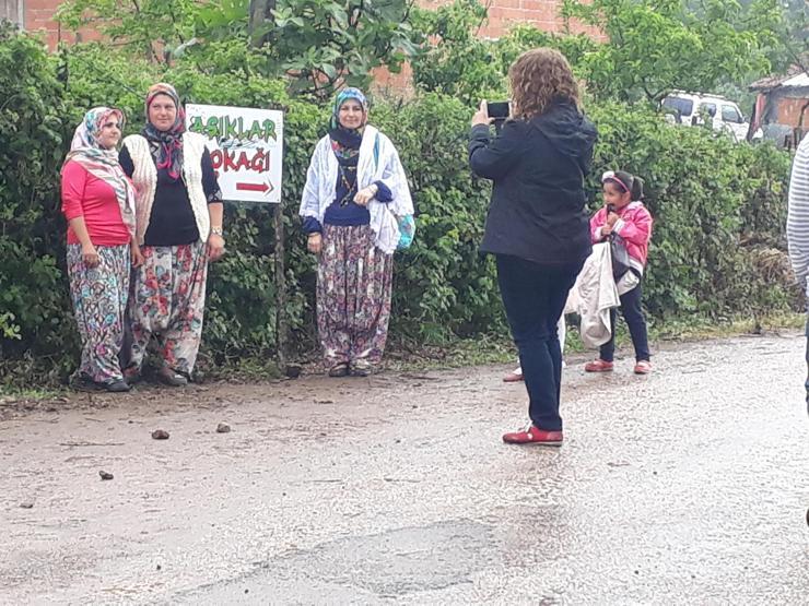 1 kilometrelik Aşıklar Sokağında volta atarak, kendilerine uygun eş adayı aradılar