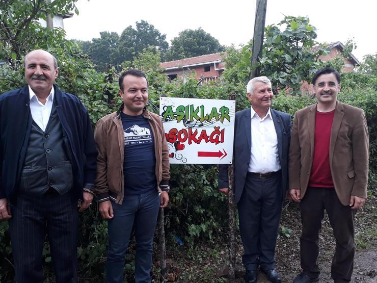1 kilometrelik Aşıklar Sokağında volta atarak, kendilerine uygun eş adayı aradılar