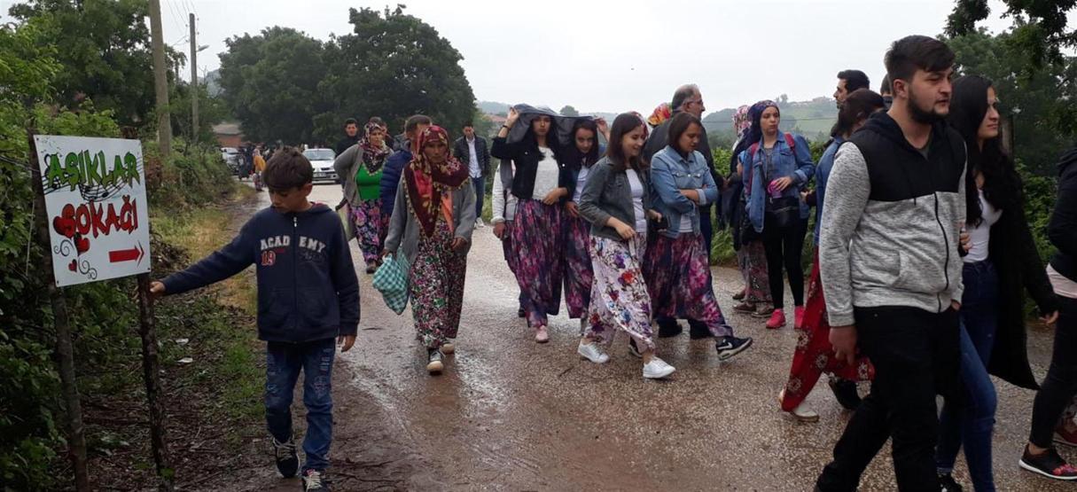 1 kilometrelik Aşıklar Sokağında volta atarak, kendilerine uygun eş adayı aradılar