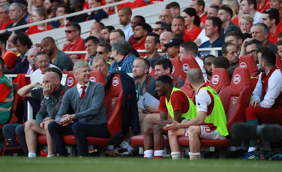Maç bittiğinde Arsene Wenger kravatını çıkarttı ve...