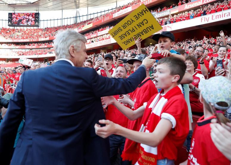 Maç bittiğinde Arsene Wenger kravatını çıkarttı ve...