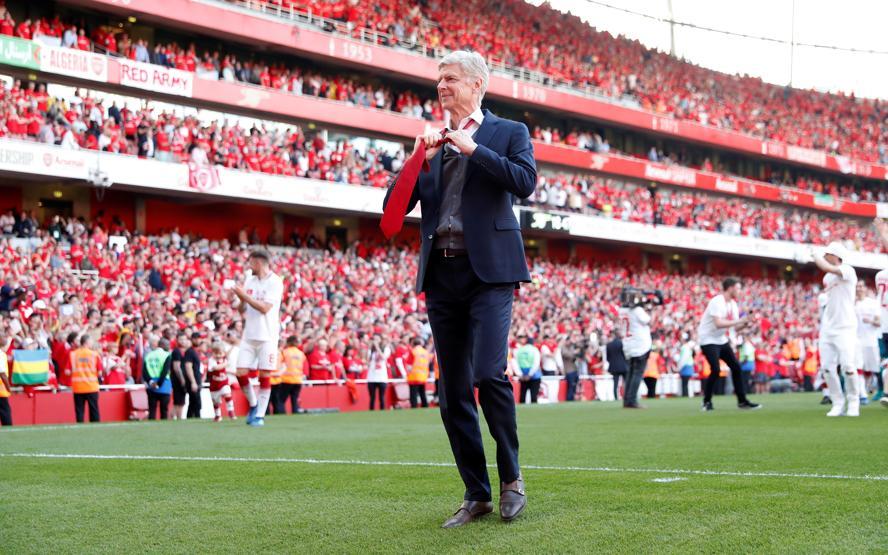 Maç bittiğinde Arsene Wenger kravatını çıkarttı ve...
