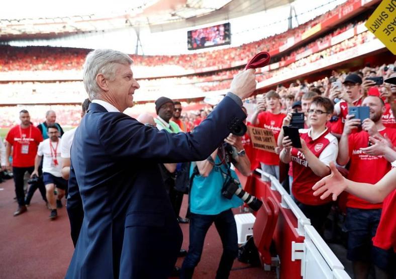 Maç bittiğinde Arsene Wenger kravatını çıkarttı ve...
