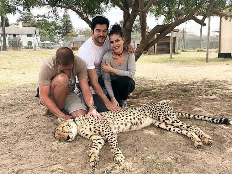 Fahriye Evcen ve Burak Özçivitin pozuna eleştiri