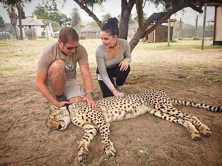 Fahriye Evcen ve Burak Özçivitin pozuna eleştiri