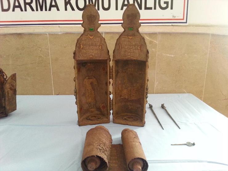 Altın varaklı zümrüt ve yakut süslemeli Tevrat operasyonu