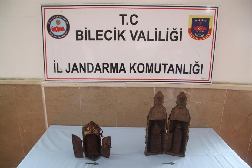 Altın varaklı zümrüt ve yakut süslemeli Tevrat operasyonu