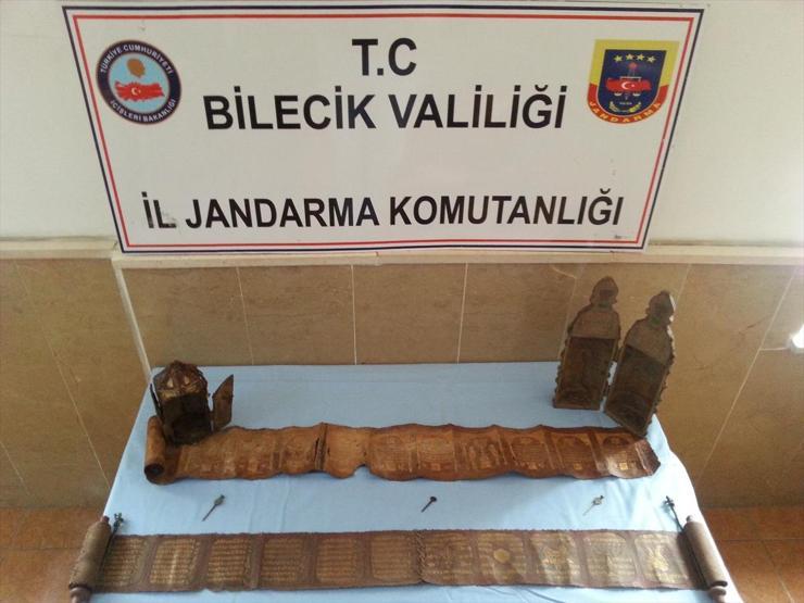 Altın varaklı zümrüt ve yakut süslemeli Tevrat operasyonu