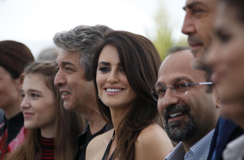 Kendini bir anda yerde buldu
