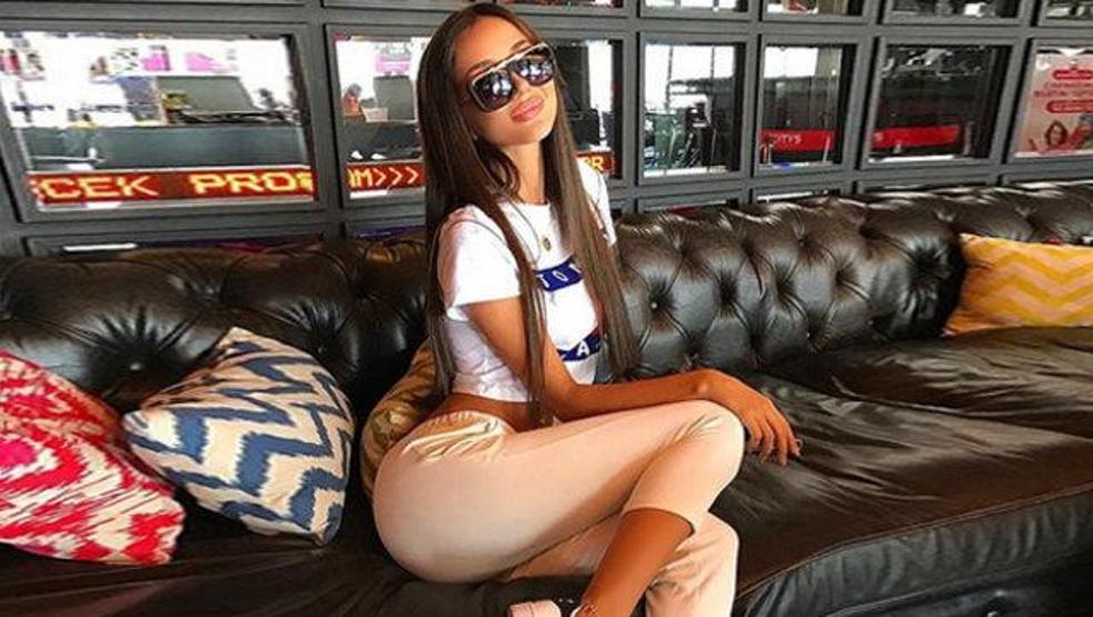 Cansu Taşkının dekoltesi geceye damga vurdu