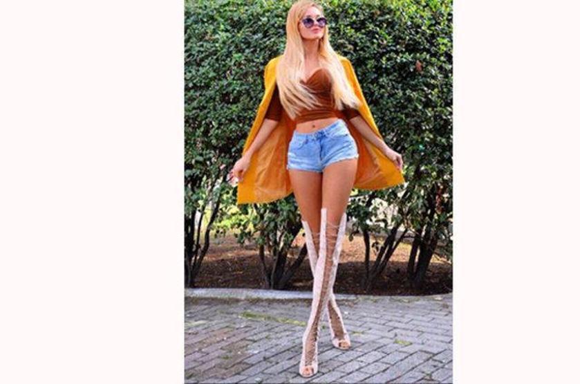 Cansu Taşkının dekoltesi geceye damga vurdu