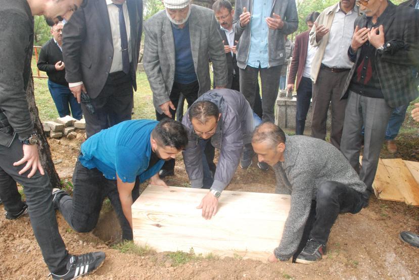 5 kişilik aile tek tabutta bebek mezarına defnedildi