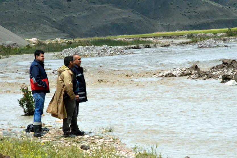 Son dakika... Şırnakta taşan dere 2 çocuğu alıp götürdü