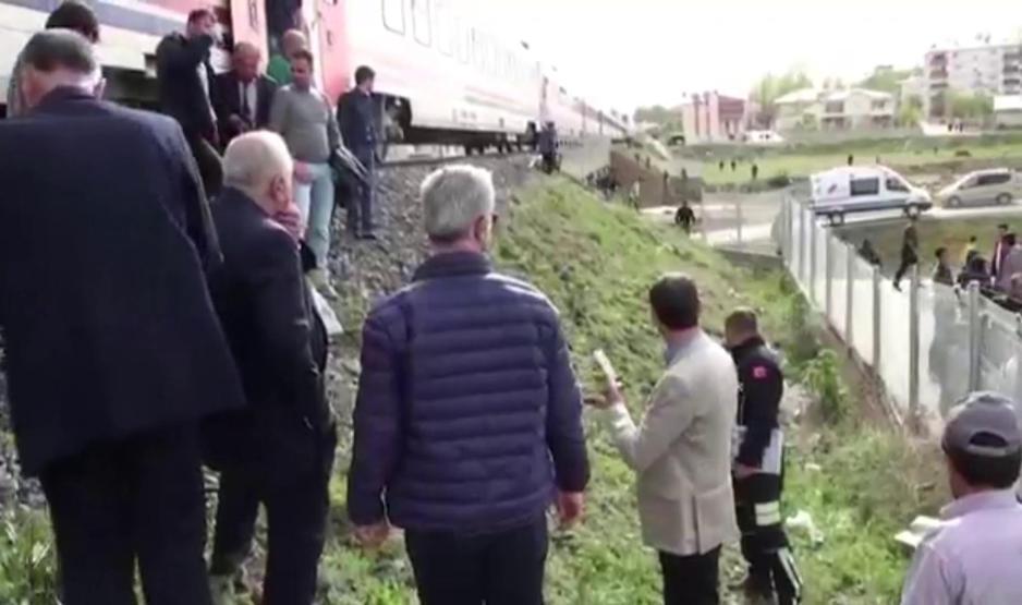 Mucize kurtuluş: Raylarda yürürken tren çarptı