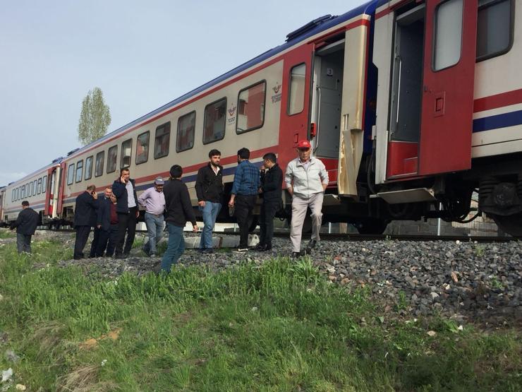 Mucize kurtuluş: Raylarda yürürken tren çarptı