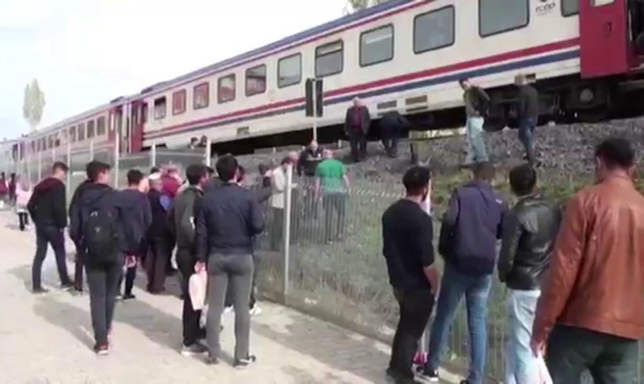 Mucize kurtuluş: Raylarda yürürken tren çarptı
