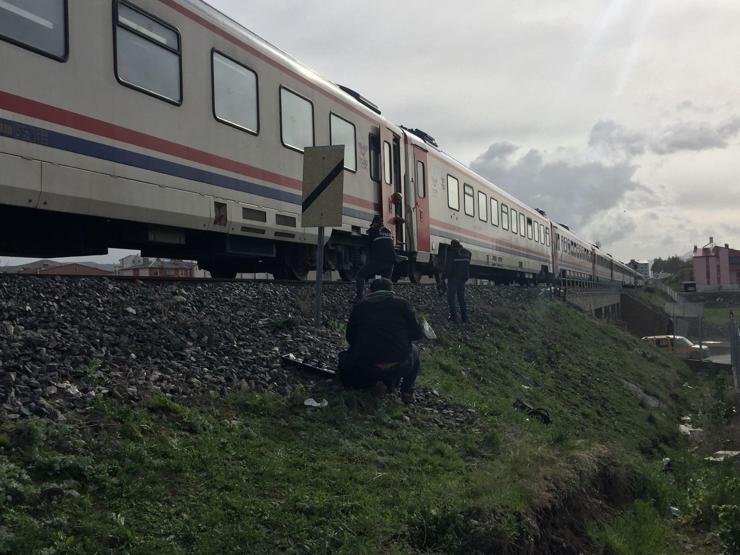 Mucize kurtuluş: Raylarda yürürken tren çarptı