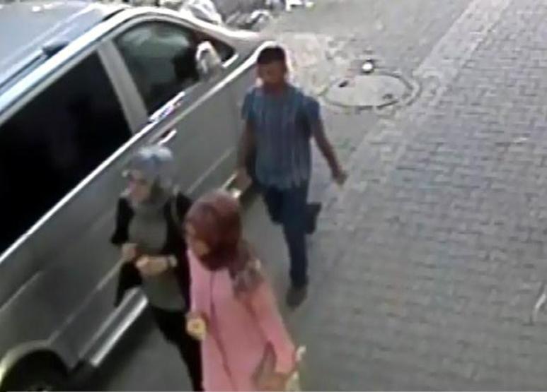 Genç kızın cep telefonunu çaldı: Ayakkabısı yakalattı