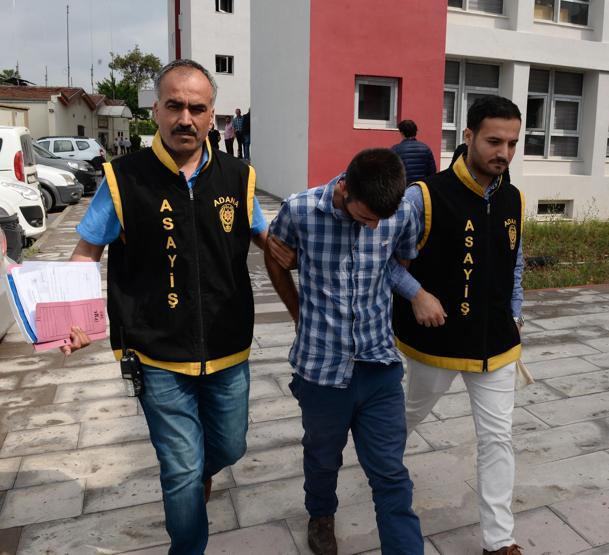 Genç kızın cep telefonunu çaldı: Ayakkabısı yakalattı