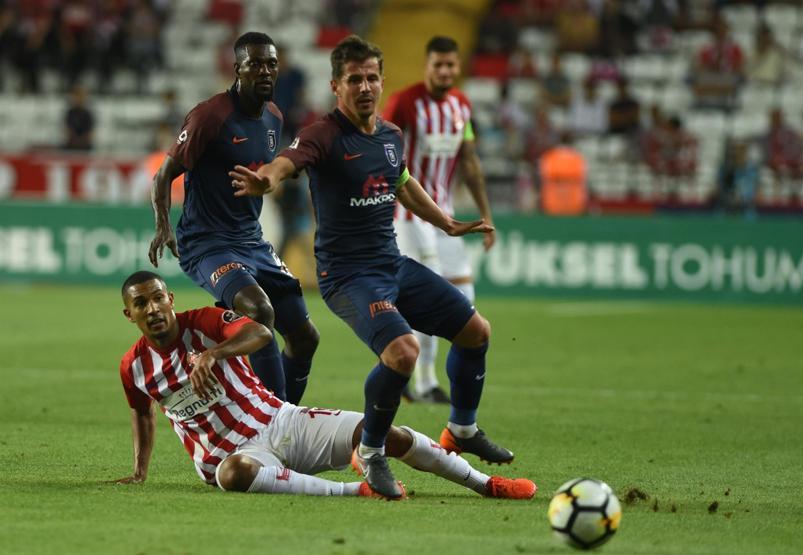 Antalya kaçırdı Başakşehir attı