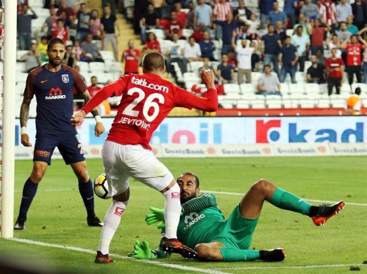 Antalya kaçırdı Başakşehir attı