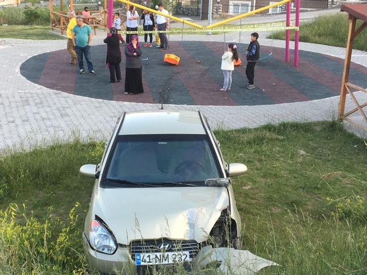 Eşinden direksiyon eğitimi alırken parka girdi