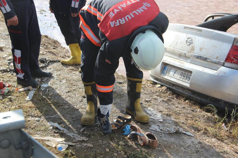 Şanlıurfada feci kaza: Otomobil su dolu çukura düştü