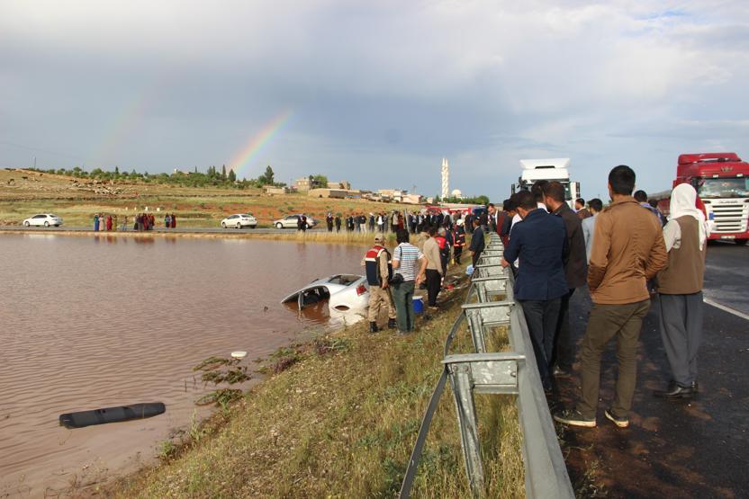 Şanlıurfada feci kaza: Otomobil su dolu çukura düştü