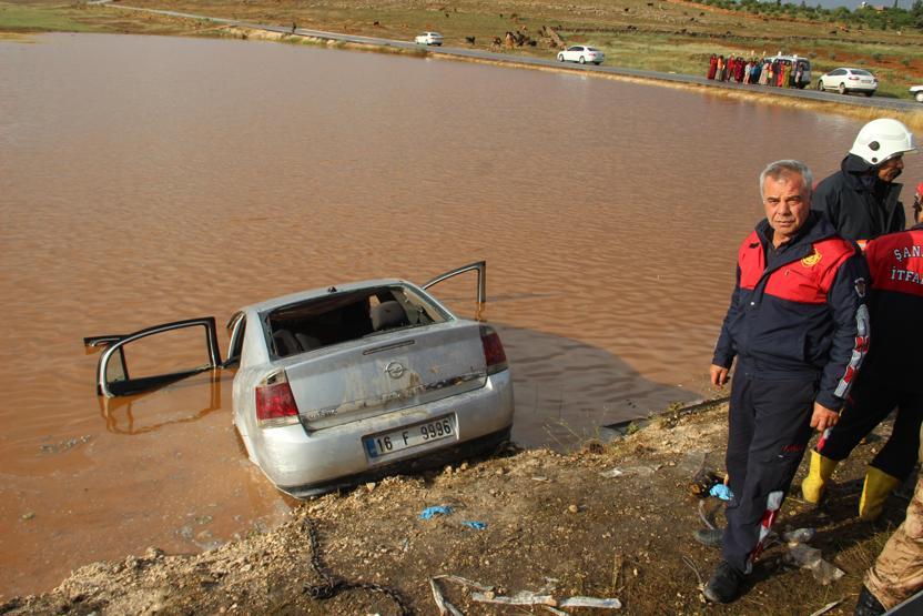 Şanlıurfada feci kaza: Otomobil su dolu çukura düştü