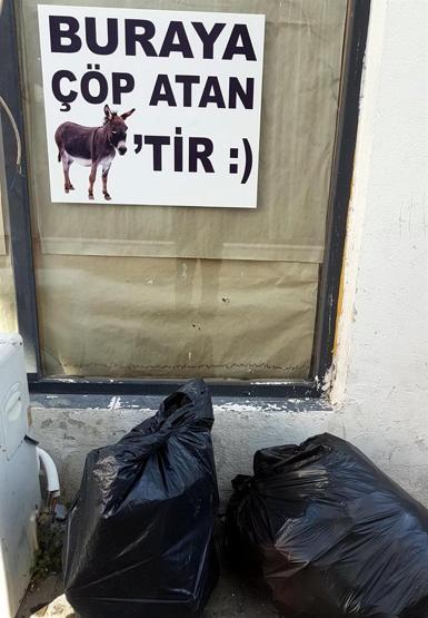 Pazarcı tezgahında kahkaha attıran etiketler