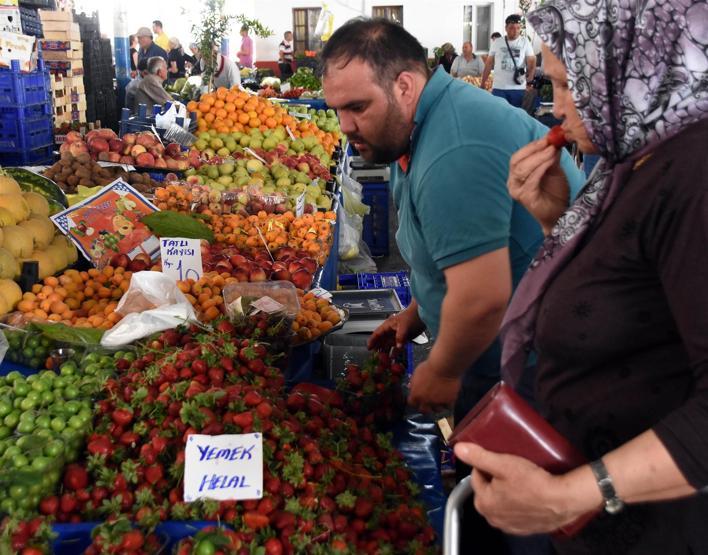 Pazarcı tezgahında kahkaha attıran etiketler