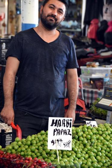 Pazarcı tezgahında kahkaha attıran etiketler