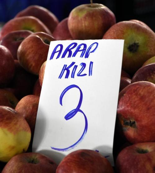 Pazarcı tezgahında kahkaha attıran etiketler