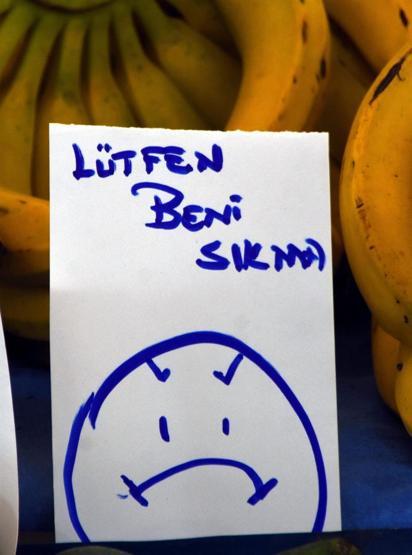 Pazarcı tezgahında kahkaha attıran etiketler