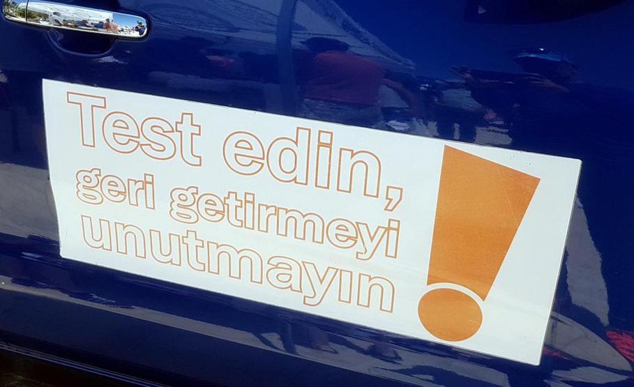 Pazarcı tezgahında kahkaha attıran etiketler