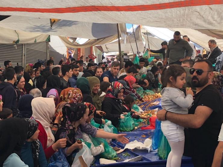 Pazarın tamamını satın aldı, vatandaşa bedava dağıttı