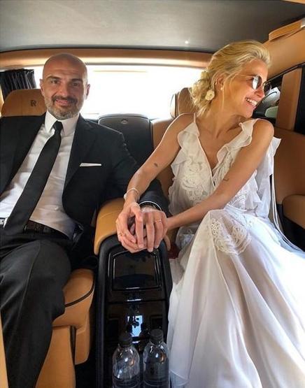 Burcu Esmersoy evlendi, fotoğraflarını hayranlarıyla paylaştı
