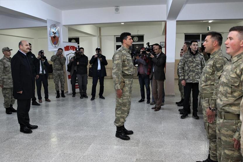İçişleri Bakanı Soylu sınır karakolunda Mehmetçik ile sahur yaptı