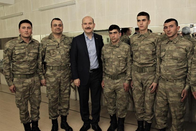 İçişleri Bakanı Soylu sınır karakolunda Mehmetçik ile sahur yaptı
