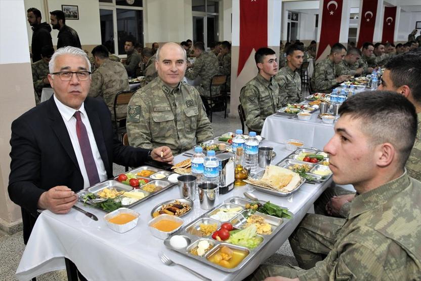 İçişleri Bakanı Soylu sınır karakolunda Mehmetçik ile sahur yaptı