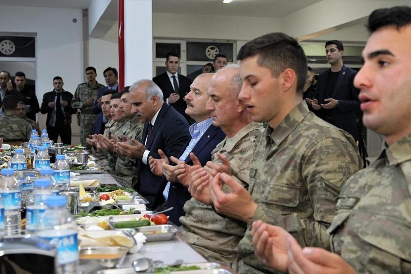 İçişleri Bakanı Soylu sınır karakolunda Mehmetçik ile sahur yaptı