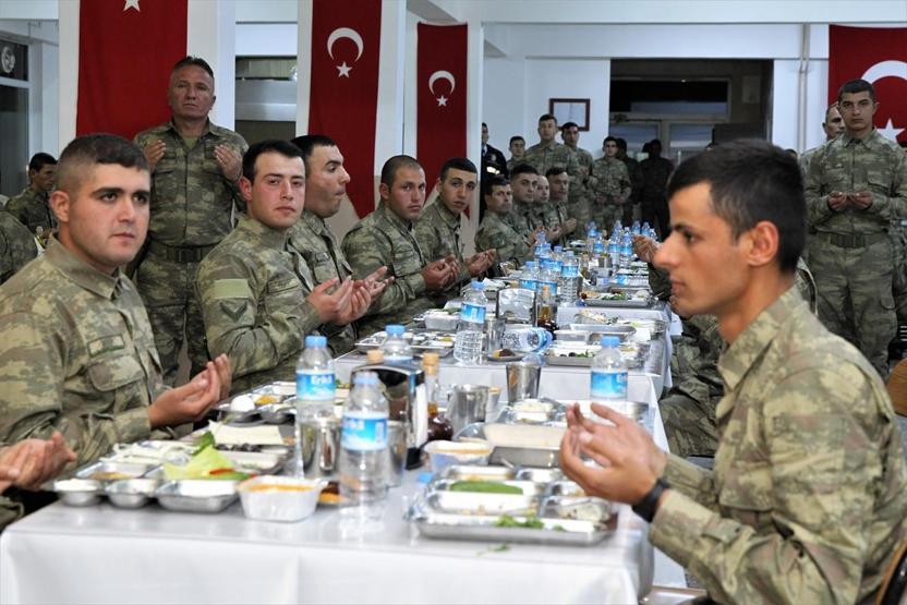İçişleri Bakanı Soylu sınır karakolunda Mehmetçik ile sahur yaptı