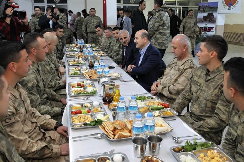 İçişleri Bakanı Soylu sınır karakolunda Mehmetçik ile sahur yaptı