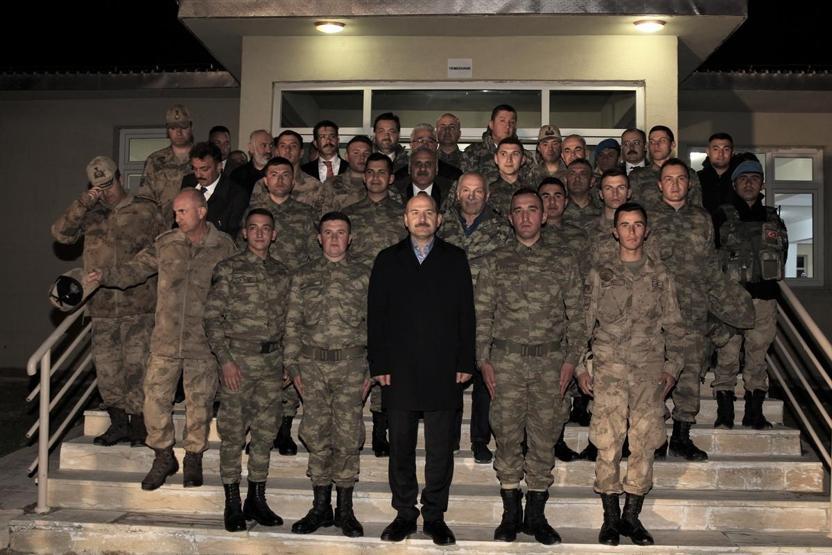 İçişleri Bakanı Soylu sınır karakolunda Mehmetçik ile sahur yaptı