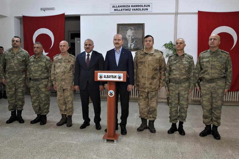 İçişleri Bakanı Soylu sınır karakolunda Mehmetçik ile sahur yaptı