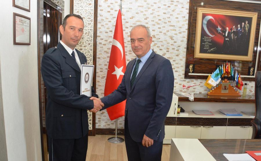Köpeğe yardım etti, ayın polisi seçildi
