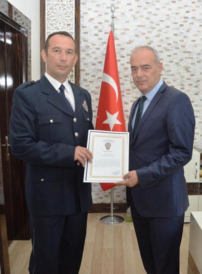 Köpeğe yardım etti, ayın polisi seçildi