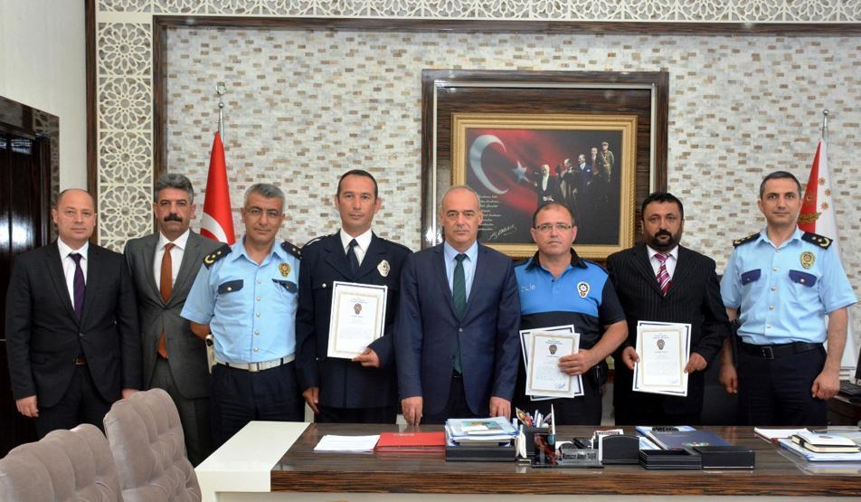 Köpeğe yardım etti, ayın polisi seçildi